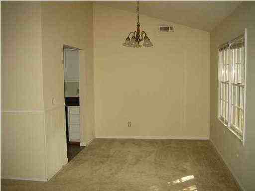 108 York Pl - Photo 3 of 8