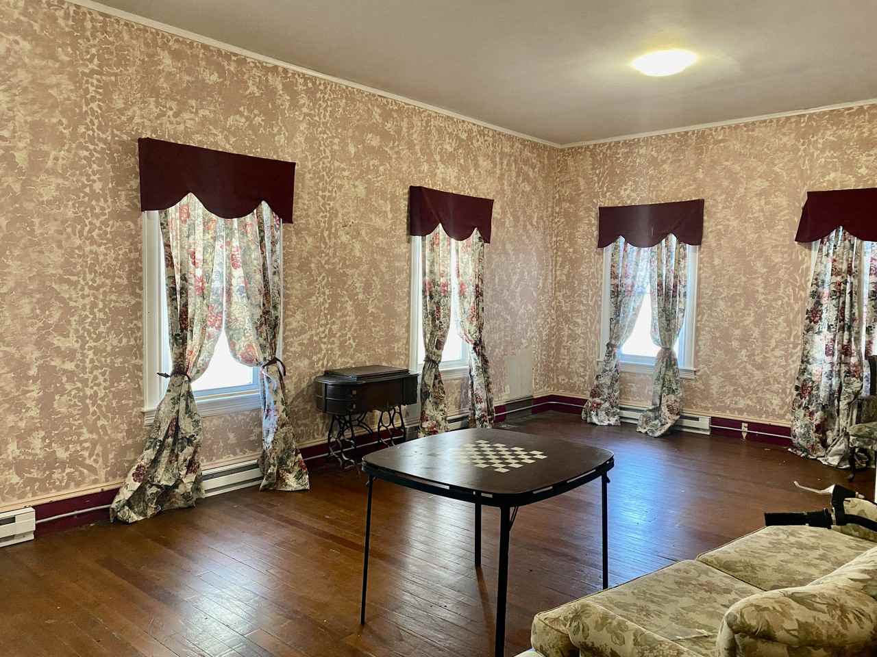 621 2Nd St - Photo 3 of 5