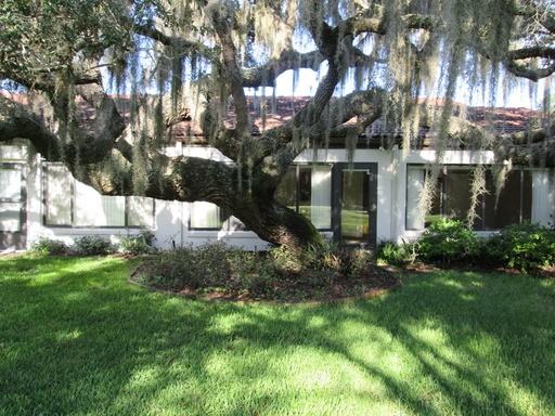 555 Clubhouse Dr - Photo 2 of 16