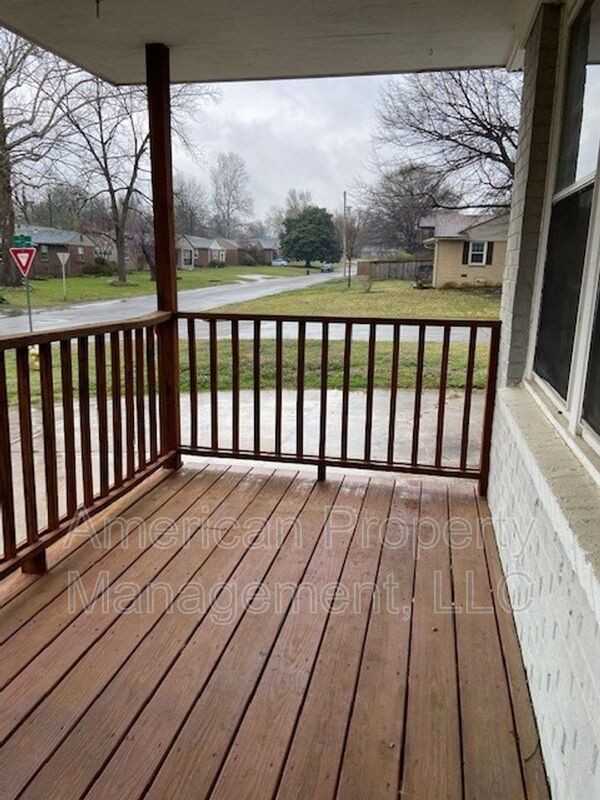 2505 S Quebec Ave - Photo 5 of 37