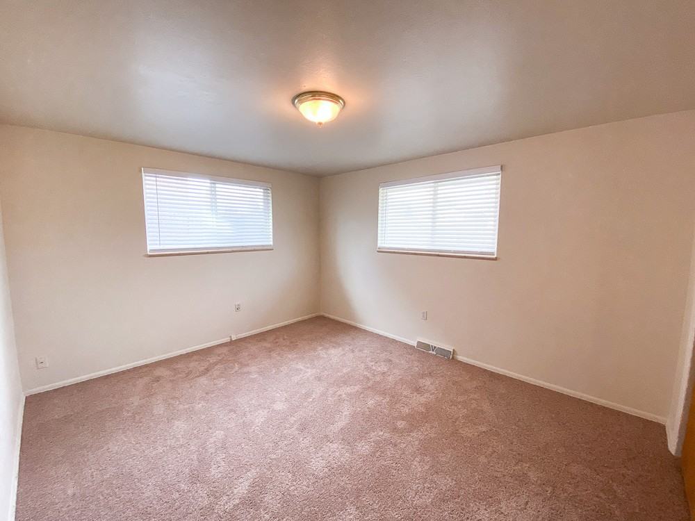 445 S Newcombe St - Photo 3 of 13
