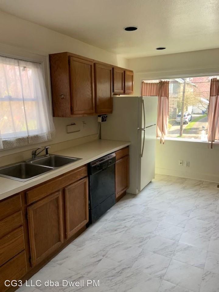 3143 Ne 12th Ave - Photo 3 of 26