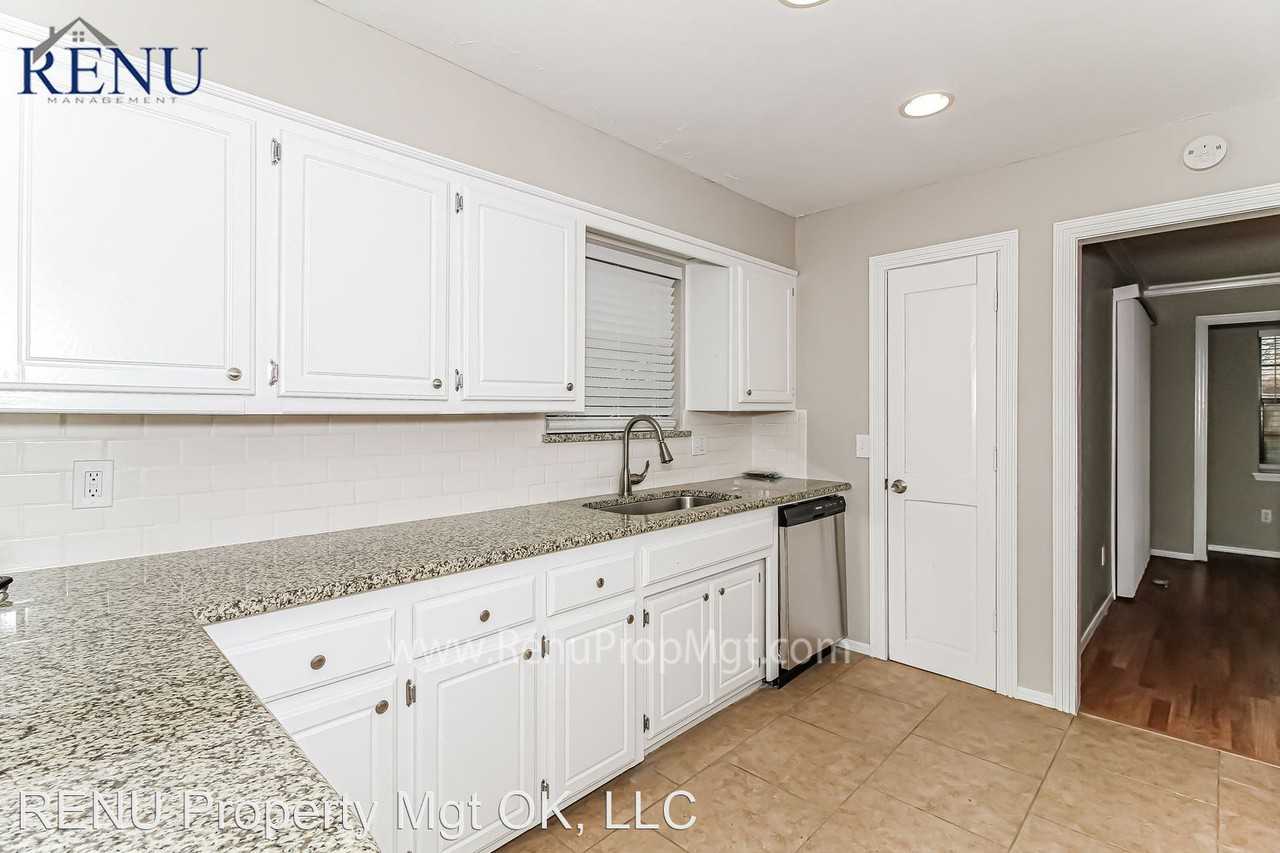 8225 Nw 112th Ter - Photo 2 of 17