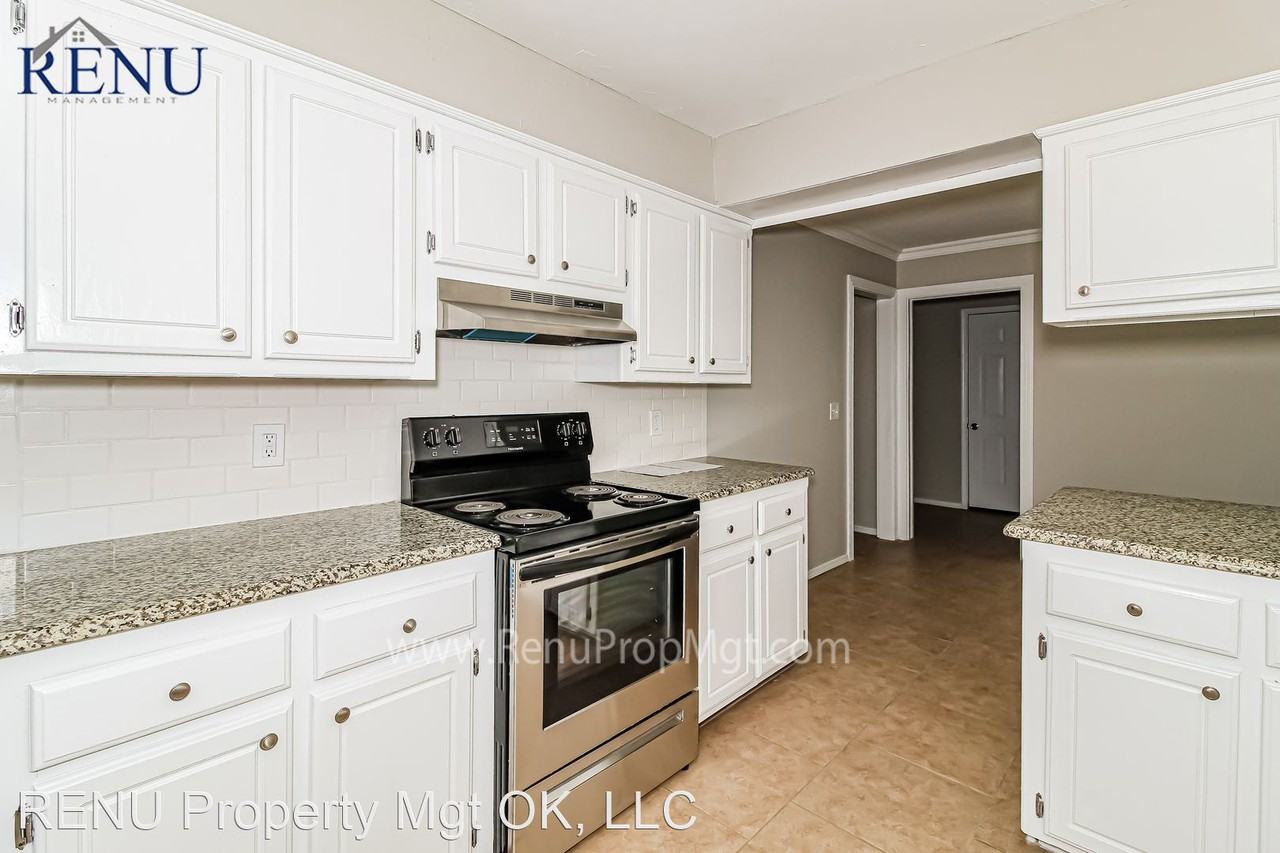 8225 Nw 112th Ter - Photo 3 of 17