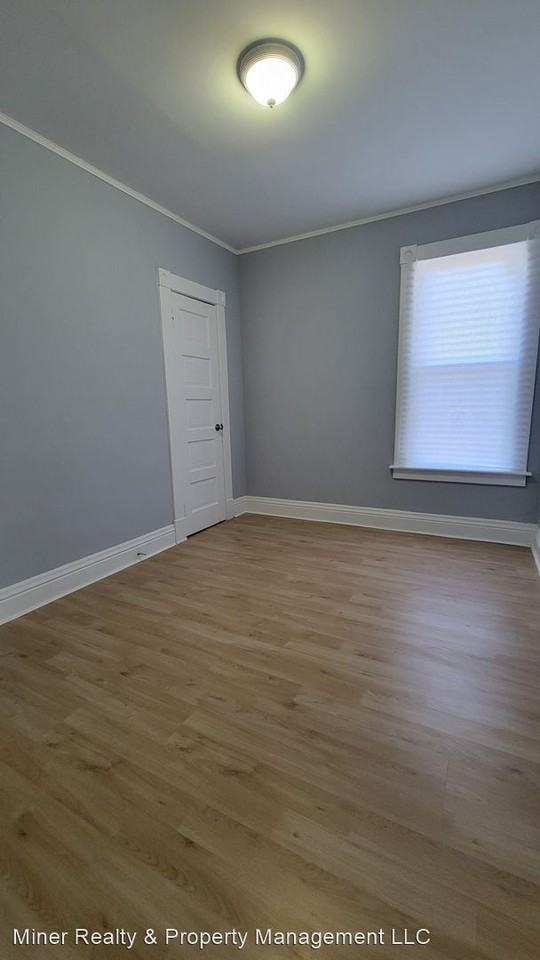 101 Louisa St - Photo 3 of 9