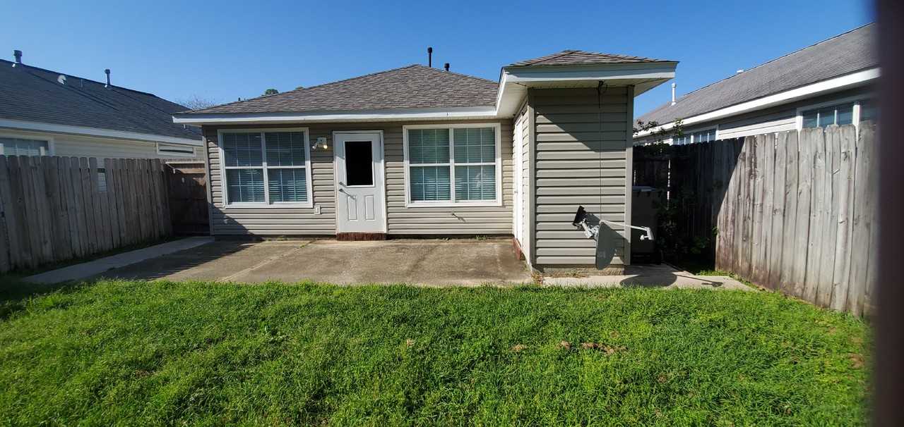 2520 Trailwood Dr - Photo 4 of 13