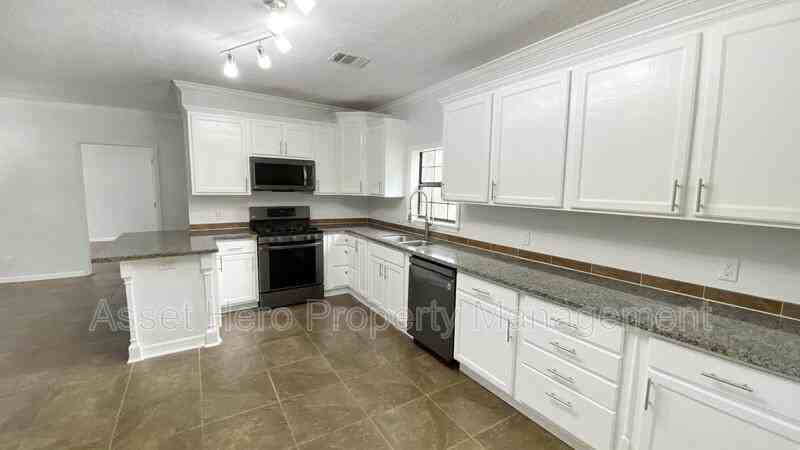 1006 Cedar St - Photo 5 of 12