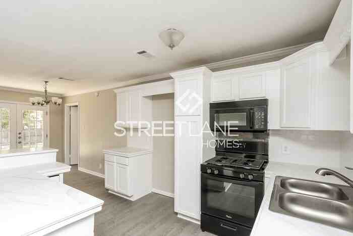 1418 Royal Dr - Photo 3 of 15