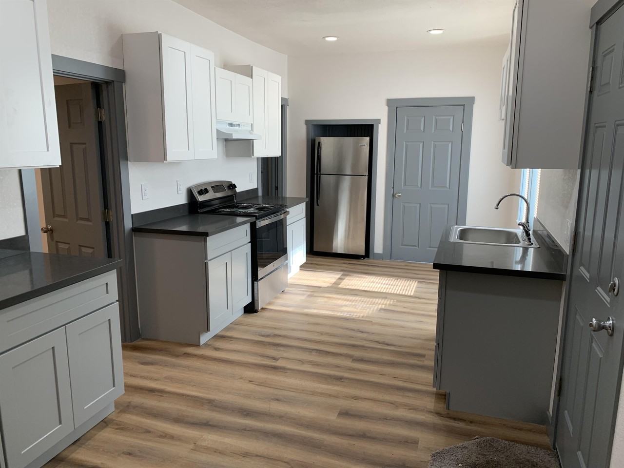 605 W 1st St - Photo 3 of 10