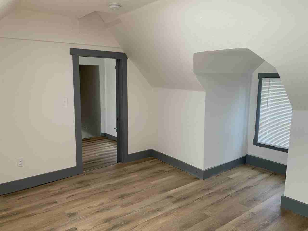 605 W 1st St - Photo 6 of 10