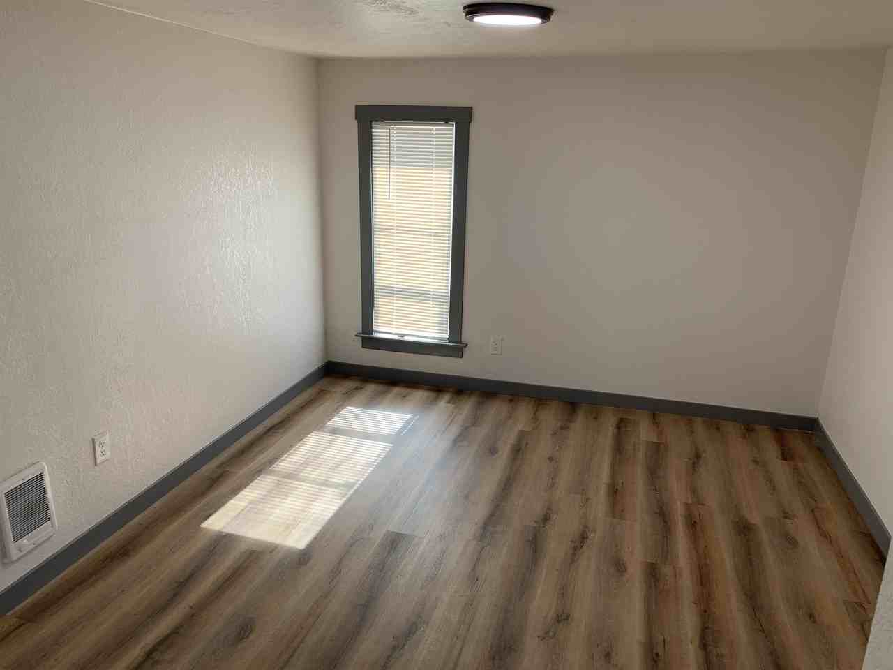 605 W 1st St - Photo 7 of 10