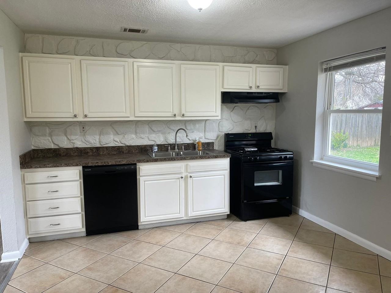 1008 Sharon Dr #1 - Photo 3 of 5