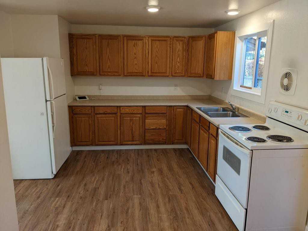 590 Se 8th St Apt A - Photo 4 of 16