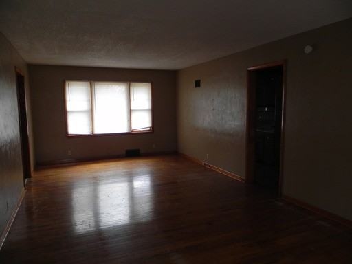 11819 Oakley Ave - Photo 2 of 16