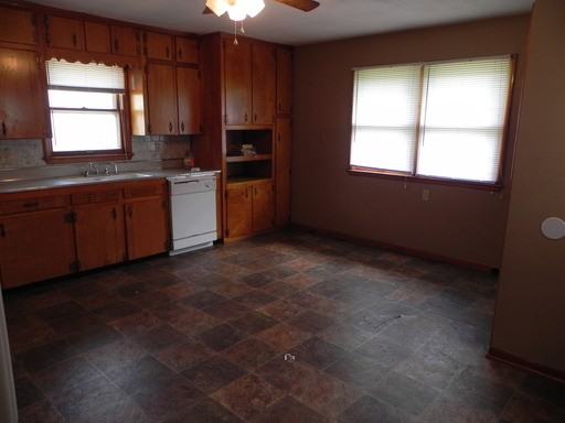 11819 Oakley Ave - Photo 3 of 16