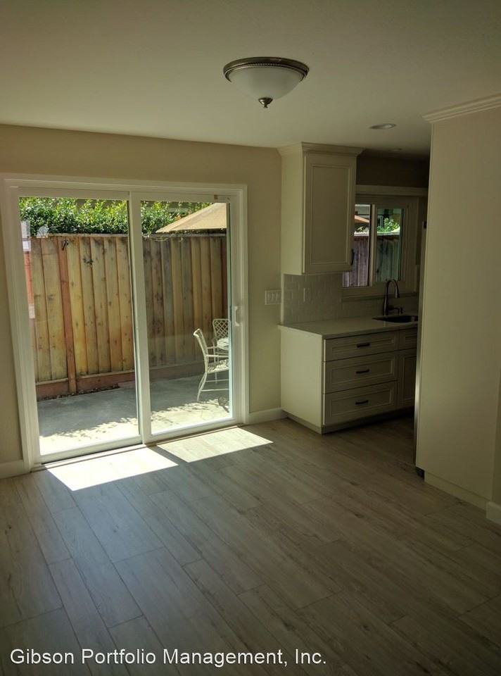 510 Tyrella Ave - Photo 3 of 11