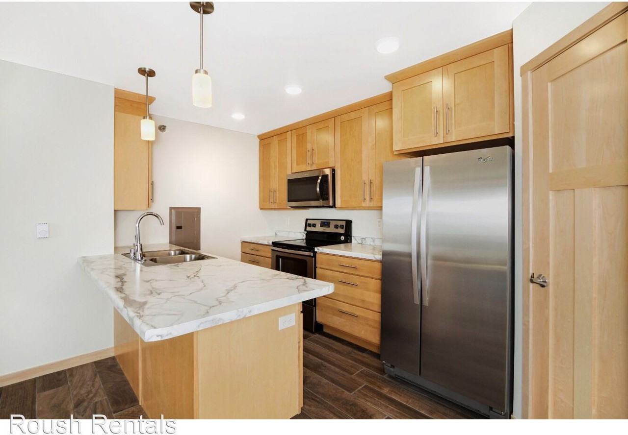 1027 Green Bay St - Photo 3 of 11