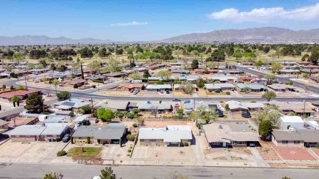 3305 Greenock St - Photo 2 of 38