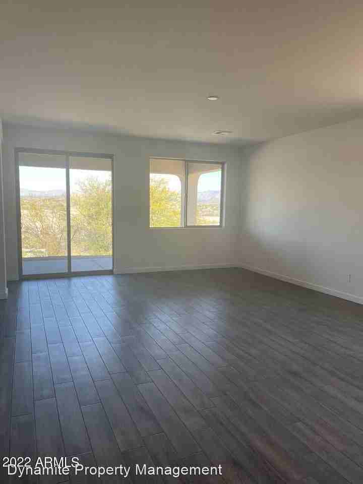 1990 W Ringo Rd - Photo 2 of 11