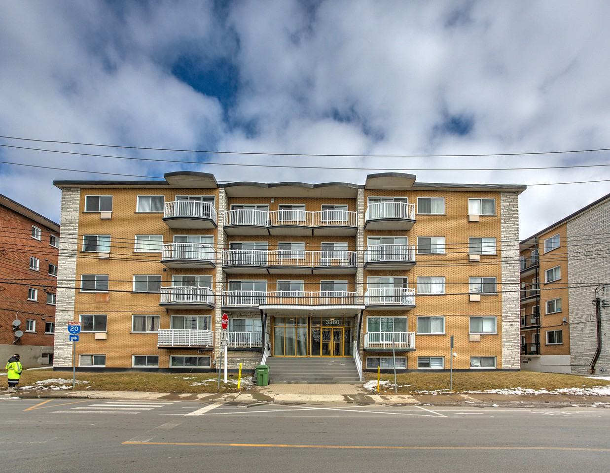 3380 rue Victoria - Photo 2 of 12