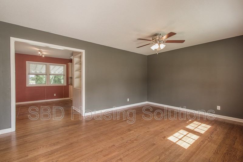 2428 S Sterling Ave - Photo 2 of 7