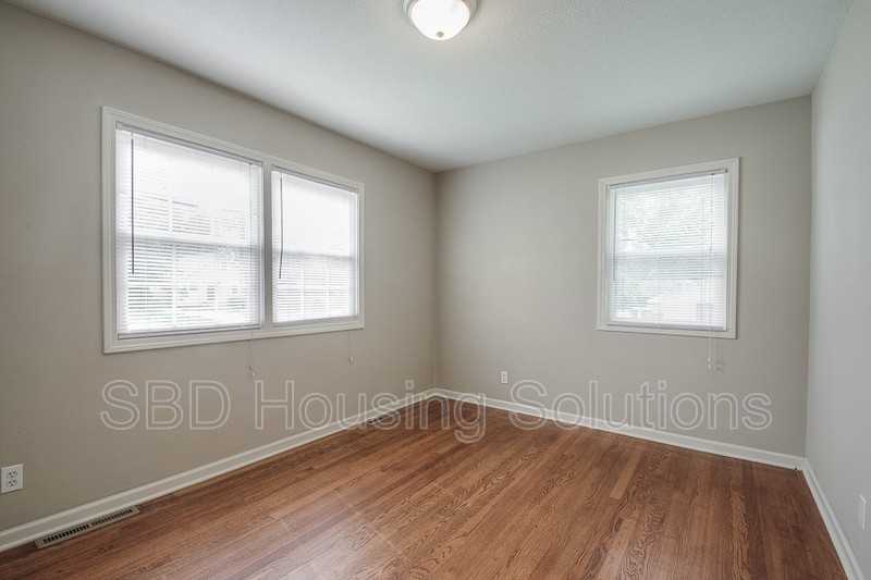 2428 S Sterling Ave - Photo 3 of 7