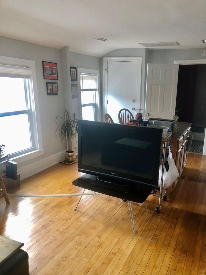 1830 W 17th Street - Coach 2 - Photo 3 of 11