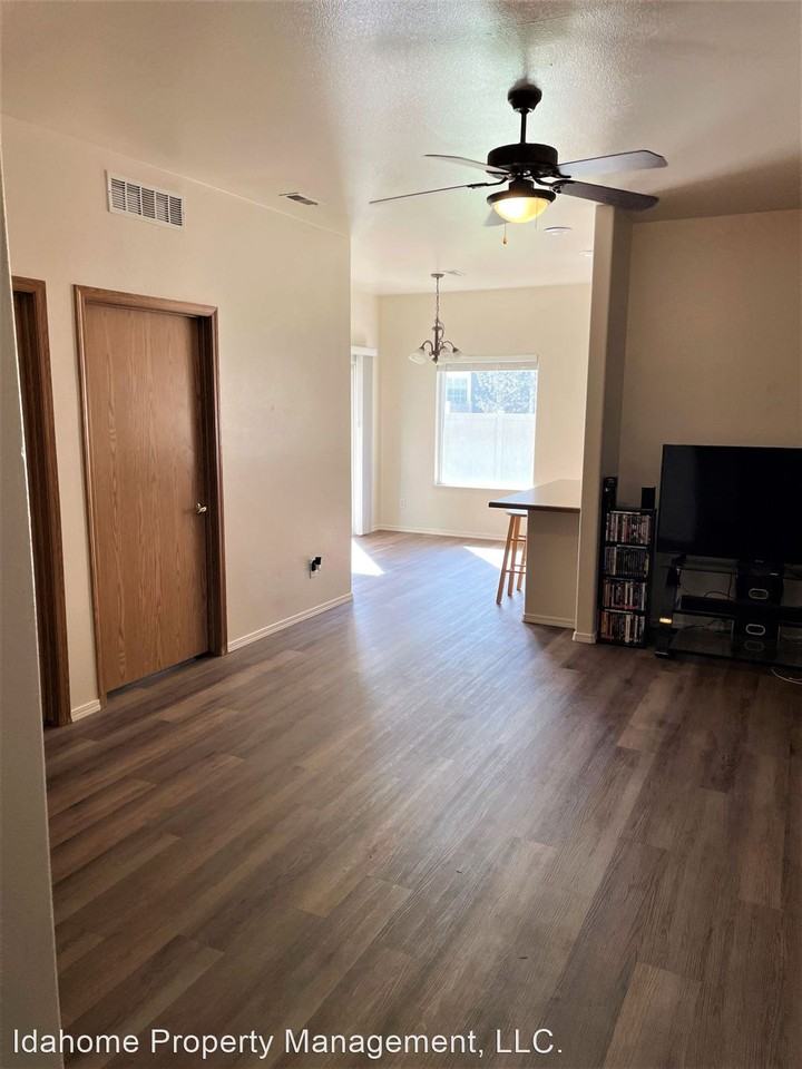 1925 E Wilson Ln - Photo 2 of 7