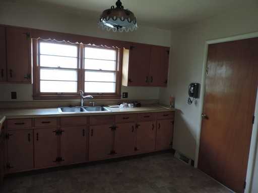 628 Hillcrest Dr - Photo 2 of 14