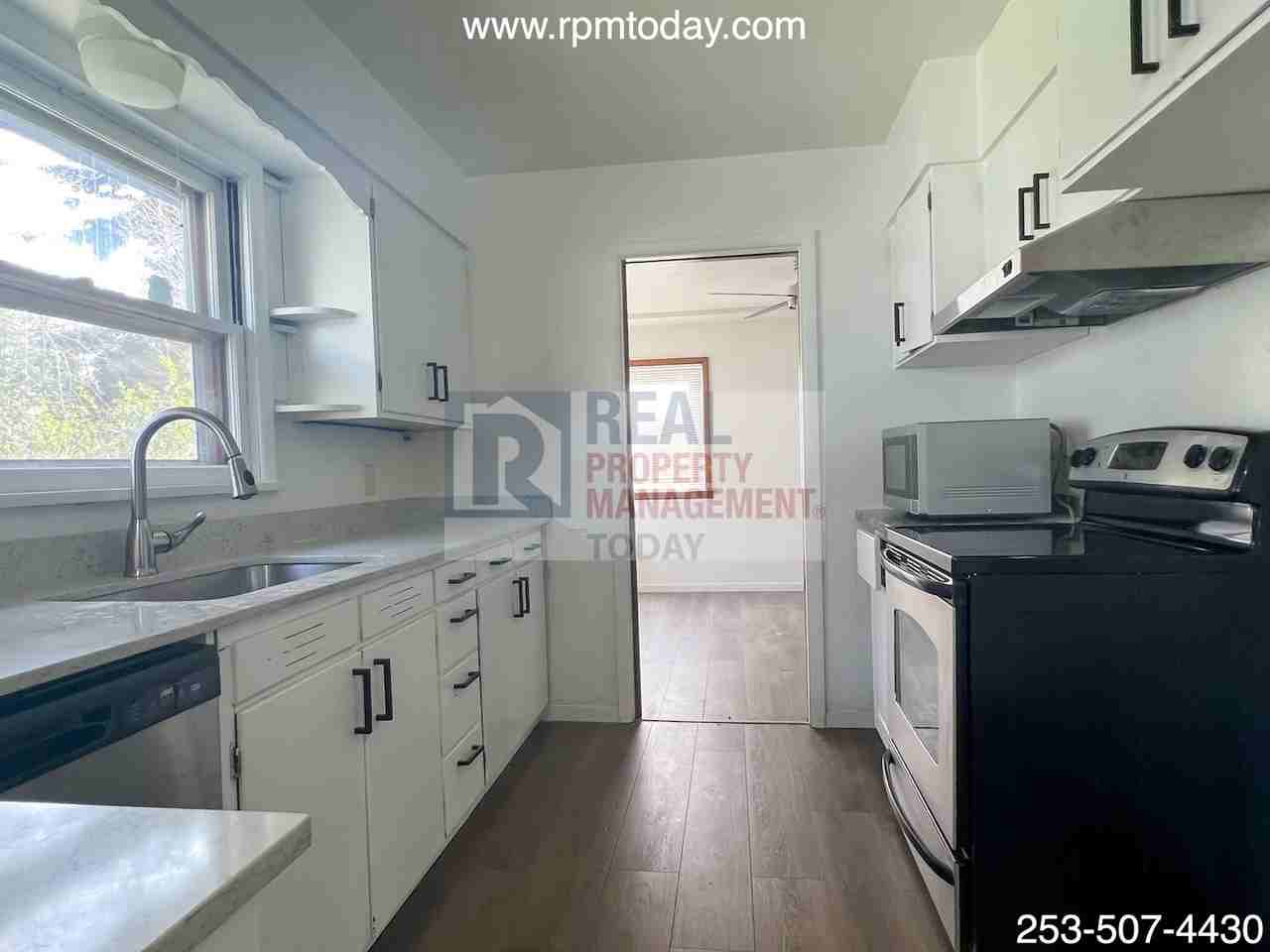 2021 E 72nd St #A - Photo 7 of 10