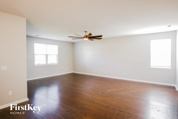 216 Rhodes Ct - Photo 3 of 15