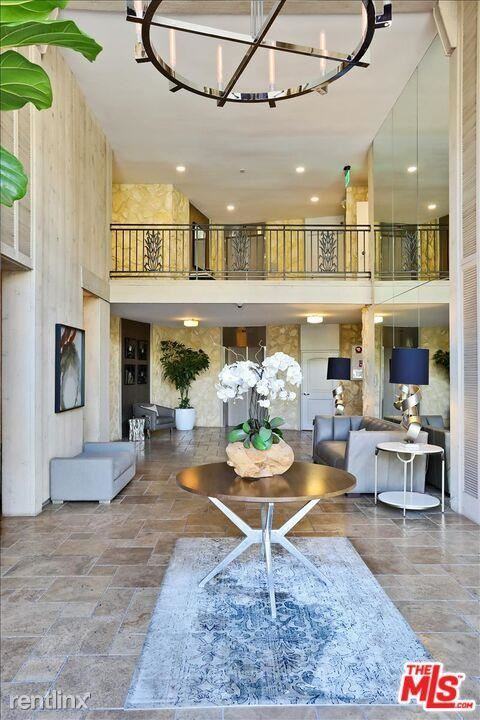 809 S Bundy Dr #103