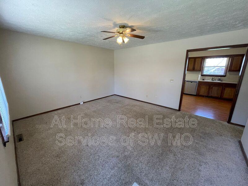 118 S Cottonwood Ave - Photo 2 of 12