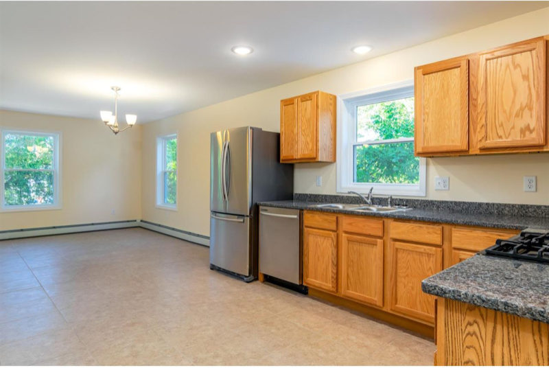 116 Malletts Bay Ave - Photo 3 of 9