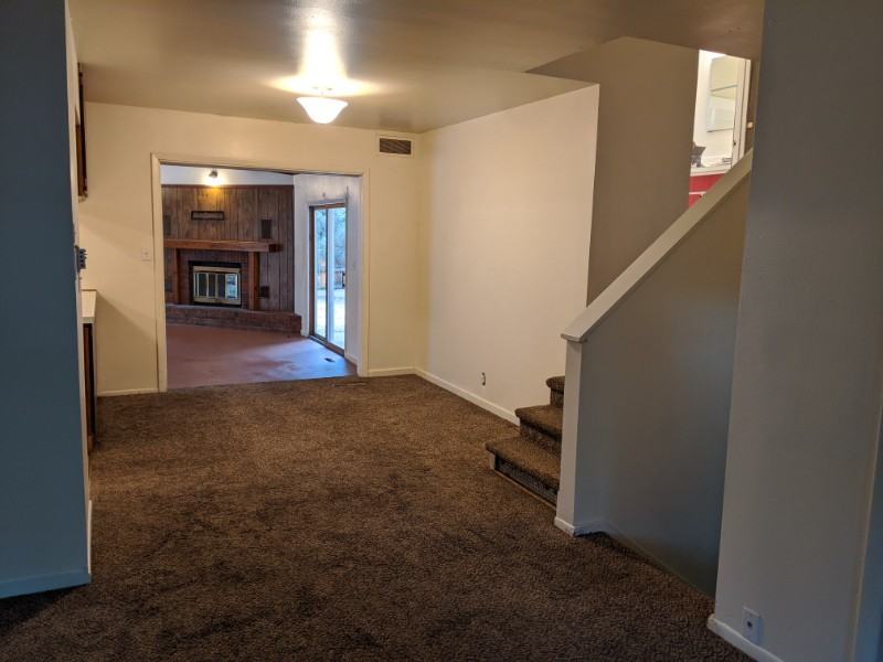 1620 Lakeridge Ct - Photo 2 of 8