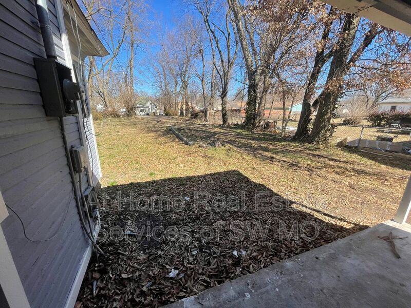 1117 W Thoman St - Photo 2 of 12