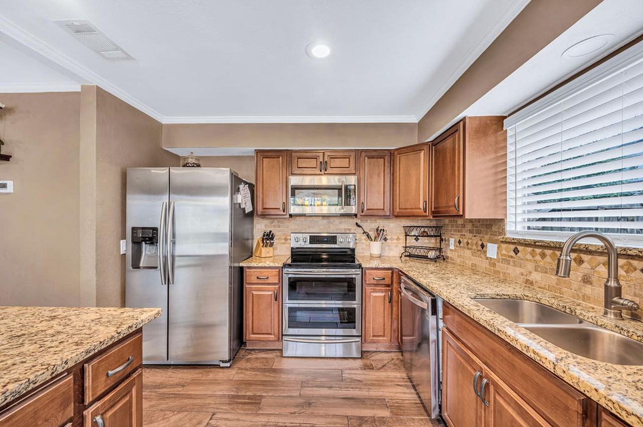 Stunning Cedar Park home with fully fenced backyard - Photo 4 of 26