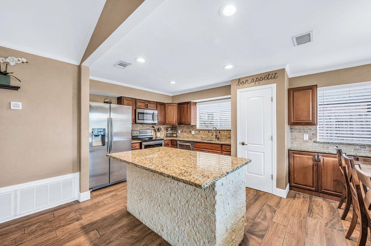 Stunning Cedar Park home with fully fenced backyard - Photo 6 of 26