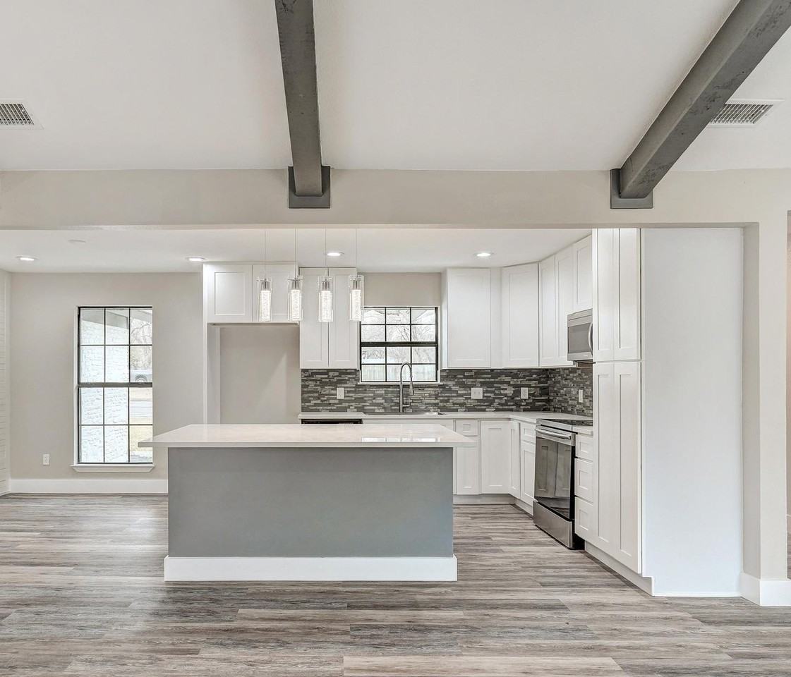 Gorgeously renovated Round Rock home with spacious yard - Photo 2 of 24