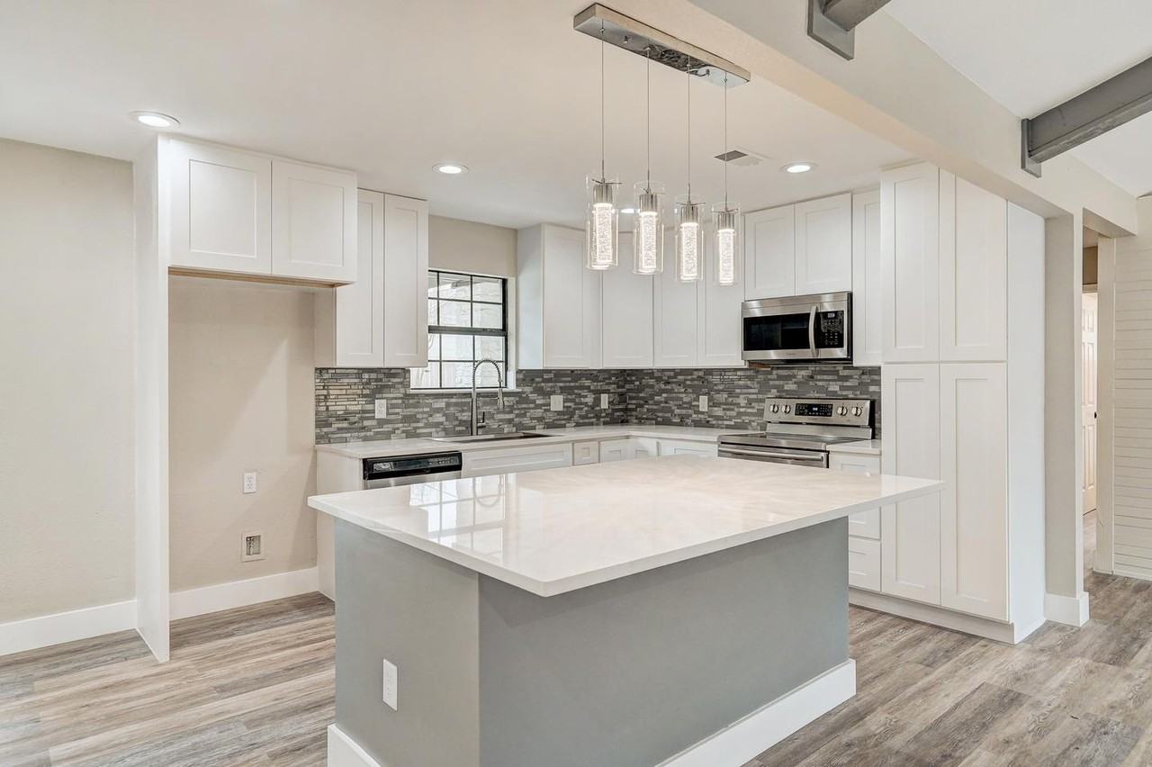 Gorgeously renovated Round Rock home with spacious yard - Photo 4 of 24