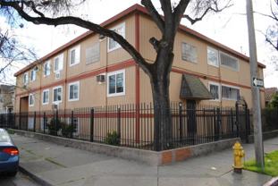 404 W Oak St - Photo 1 of 1