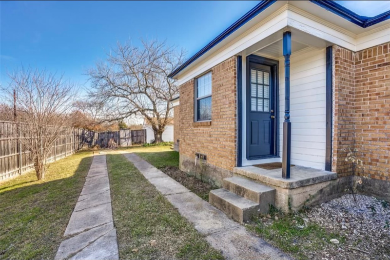 1026 Cliffdale Ave - Photo 3 of 16