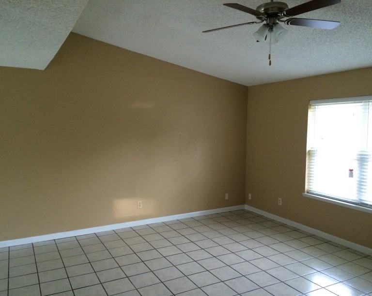 728 Poe St - Photo 2 of 11