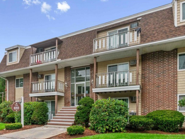 Colonial Village Apartments - Photo 4 of 44