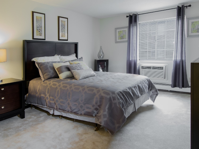 Colonial Village Apartments - Photo 4 of 44