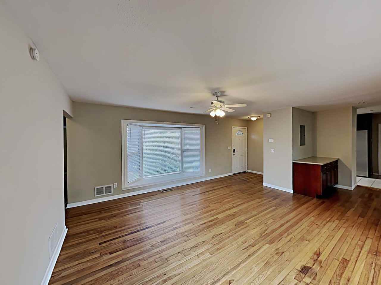 3656 Admiral Dr - Photo 3 of 20