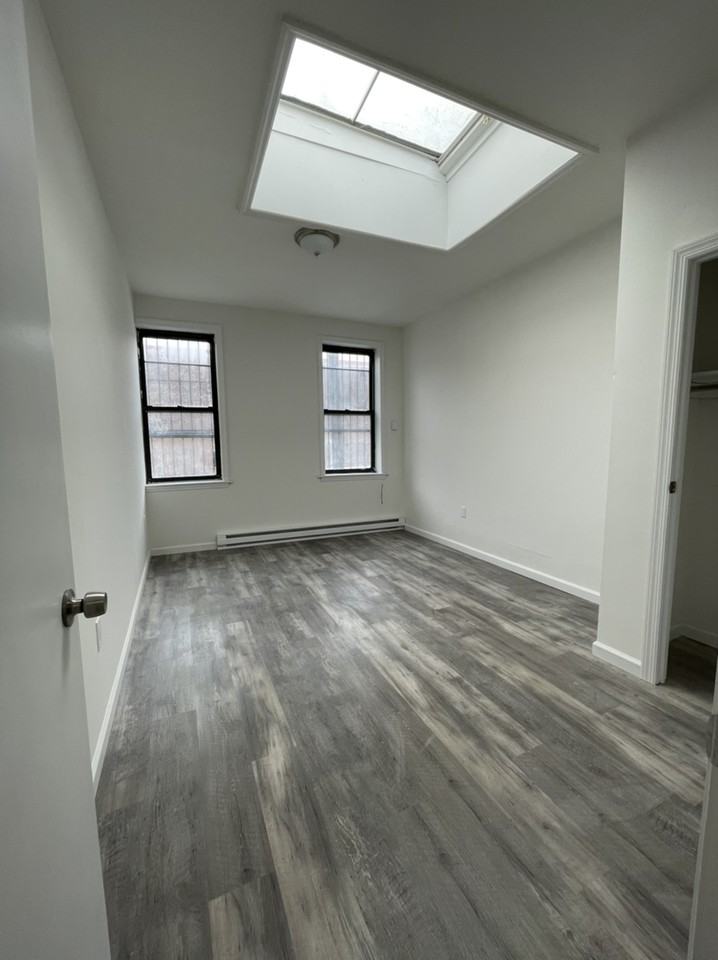 1576 Gates Ave - Photo 3 of 10