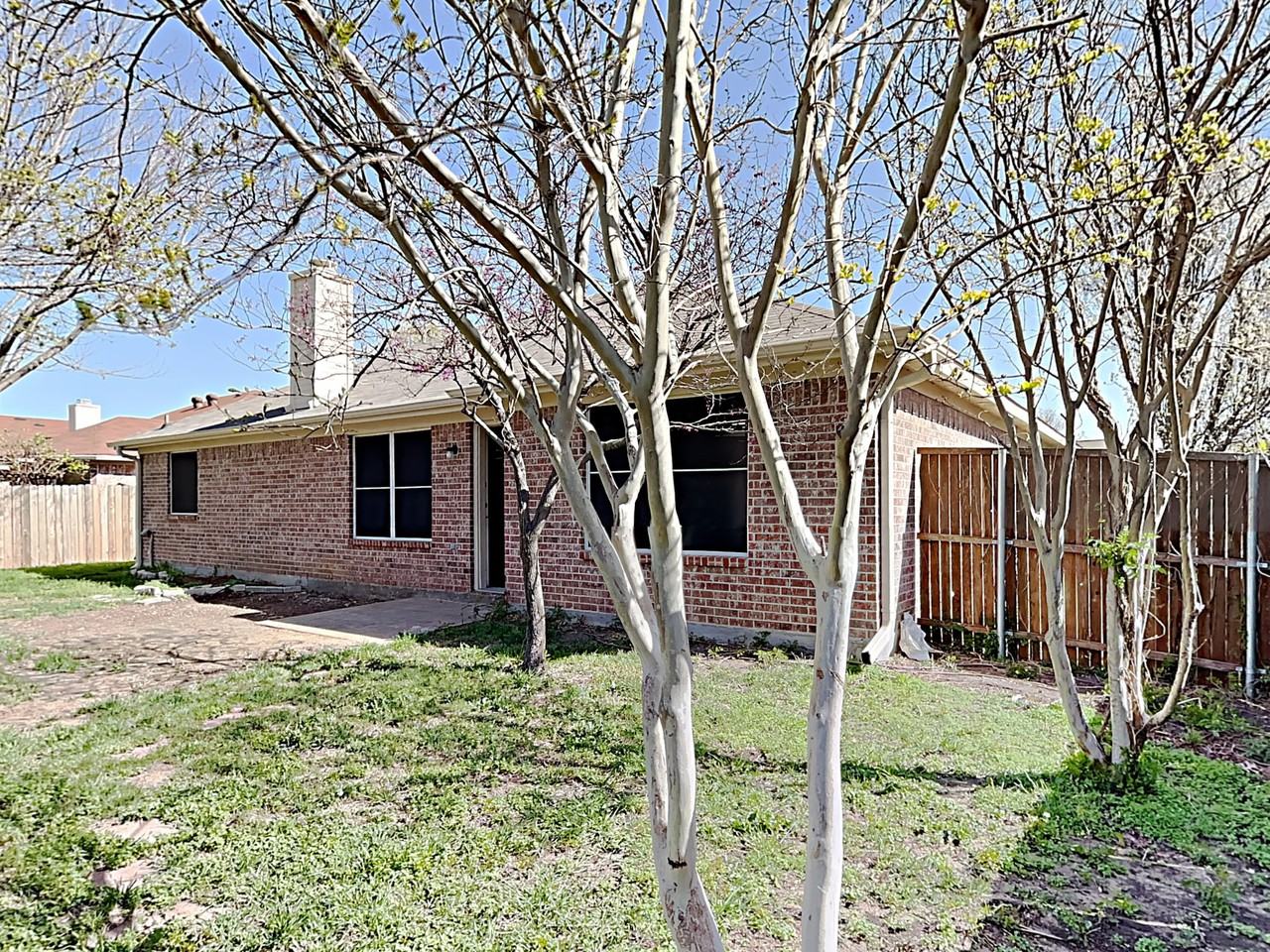 501 Marybeth Dr - Photo 2 of 17
