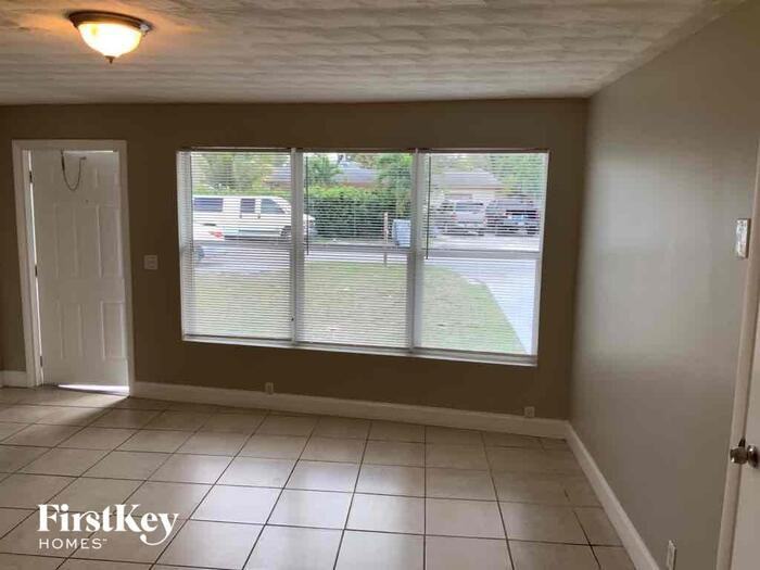 1425 Ne 29th St - Photo 2 of 10