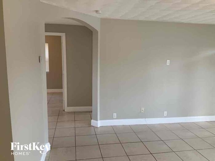 1425 Ne 29th St - Photo 3 of 10